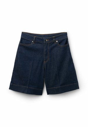 Shorts in denim blu scuro con tasche frontali, passanti per cintura, chiusura con bottoni e cuciture arancioni visibili, distesi su uno sfondo bianco.