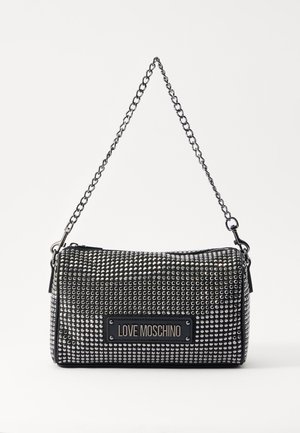 Bolso de mano rectangular negro con tachuelas metálicas plateadas, correa de cadena y placa con logo. Superficie texturizada y cierre de cremallera. Diseño elegante.