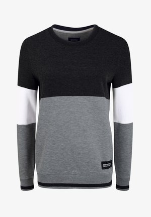 Maglione a pullover con collo rotondo. Presenta blocchi di colore orizzontali grigi, grigio scuro e bianchi, e un orlo a coste con un'etichetta nera.