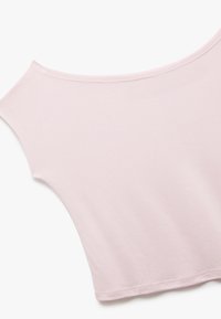 Lys pink kortærmet top lavet af blødt bomuld. Har en bred halsudskæring og en glat tekstur med diskret syning langs kanterne.