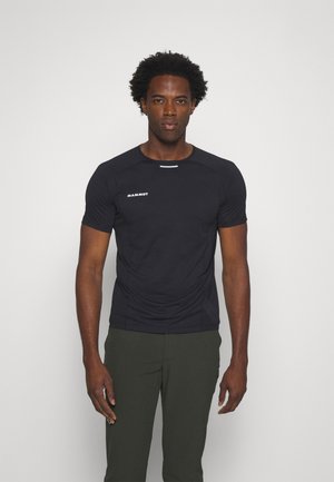 Zwarte sportieve T-shirt met korte mouwen en ronde halslijn; heeft een subtiel logo op de linkerborst en een gladde, rekbare stof.
