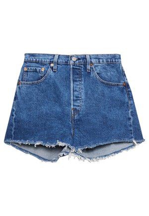 Blå denimshorts med frynset kant, knap foran, lynlås og flere lommer på hvid baggrund.