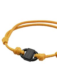 Pulsera de nylon amarilla trenzada con herrajes negros, que presenta acentos anudados y un cierre rectangular marcado "BREIL."