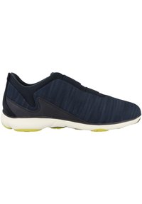 Scarpe sportive blu navy con tomaia testurizzata, bande elastiche per la chiusura e suola bianca con dettagli gialli.
