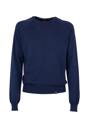 Granatowy sweter z długim rękawem i okrągłym dekoltem, z prążkowanymi mankietami i ściągaczem, z małą okrągłą czarno-czerwoną metką z logo na dolnym ściągaczu.
