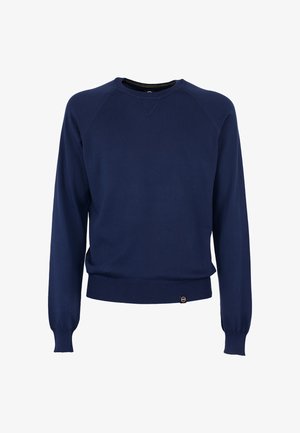 Marineblauwe trui met lange mouwen en een ronde hals, voorzien van geribbelde manchetten en zoom, met een klein rond zwart-rood logolabel aan de onderzoom.