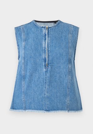 Ermeløs lyseblå denimtopp med delvis glidelås foran, rund halsutringning, vertikale sømmer og rå kant nederst.