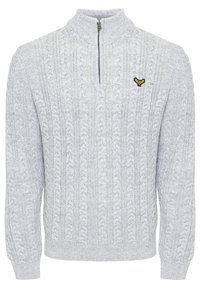 Pull gris clair à col zippé en maille torsadée épaisse, avec poignets et ourlet côtelés, et un petit logo brodé sur la poitrine.