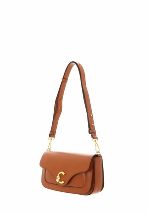 Borsa a tracolla in pelle marrone con tracolla regolabile e chiusura frontale a forma di "C" dorata, su sfondo bianco.