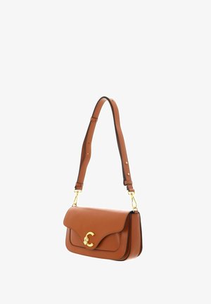 Braune Leder-Schultertasche mit verstellbarem Riemen und goldfarbener "C"-Verschlussklammer auf der vorderen Klappe, vor weißem Hintergrund.