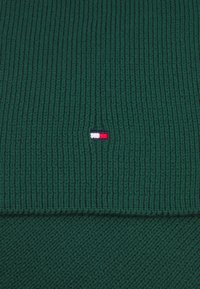 Tommy Hilfiger SMALL FLAG SCARF UNISEX - Fular - ornamental green