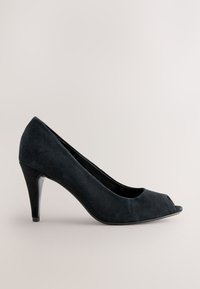 Chaussure à talon haut pour femme en daim noir à bout ouvert avec un talon effilé sur un fond clair uni.