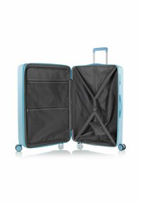 Lichtblauwe koffer met vier wielen, uitschuifbare handgreep, open om twee met rits afsluitbare gaascompartimenten en kruislingse bagagestraps binnenin te tonen.