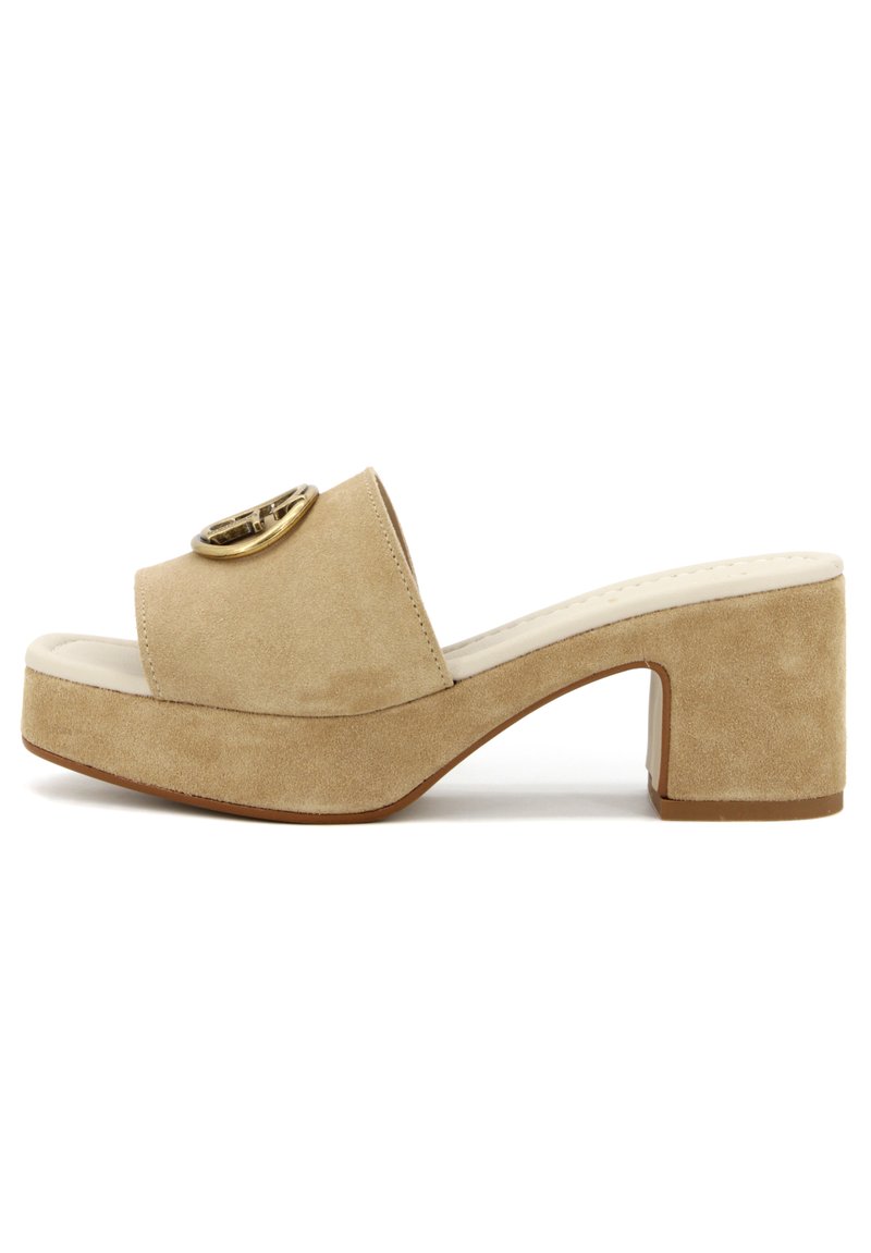 Sandali platform beige in suede con tacco a blocco, caratterizzati da una fascia larga e un accento circolare dorato nella parte anteriore. Superficie liscia e strutturata.