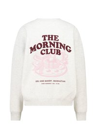 Grijze sweatshirt met "THE MORNING CLUB" in kastanjebruine tekst, met een roze graphic van pannenkoeken en koffie. Geribbelde manchetten en zoom.