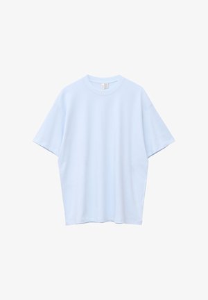 T-shirt ample à manches courtes bleu clair avec un col rond, présenté sur un fond blanc uni.
