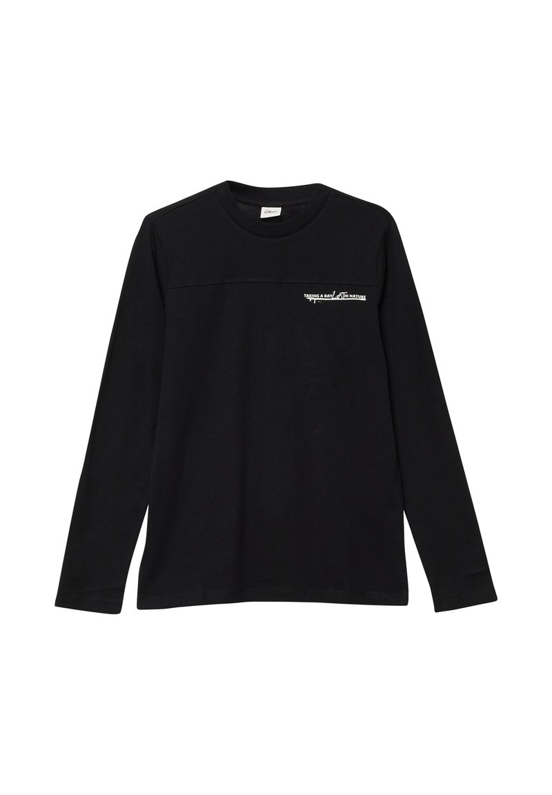 Zwart langsl sleeve crewneck shirt met kleine witte tekst "Een dag in de natuur nemen" en grafisch ontwerp op de bovenste linkerkant van de borst.