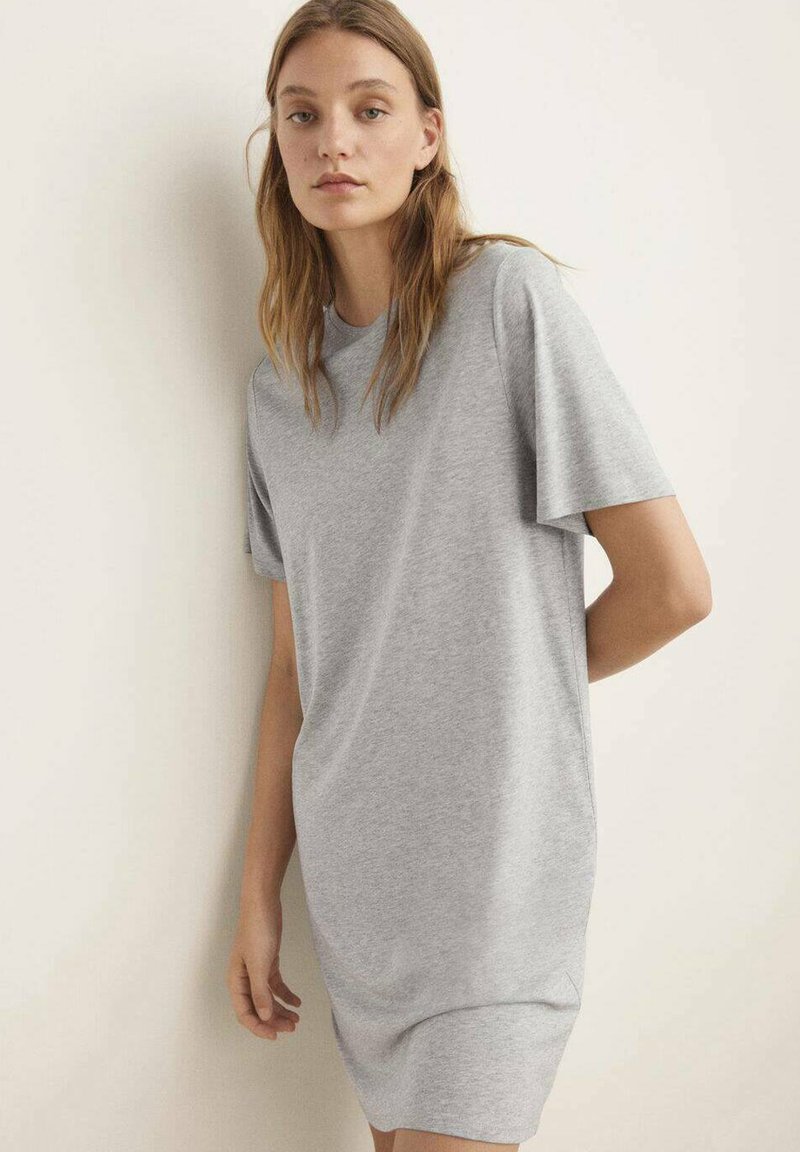 Grå bomulds T-shirt kjole med korte ærmer, afslappet pasform og rund halsudskæring. Glat tekstur og minimalisk design.