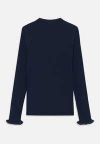 Marineblå rillede langærmede sweater med høj krave og flæseærmer, der fremviser et struktureret stof og en strømlinet silhuet.