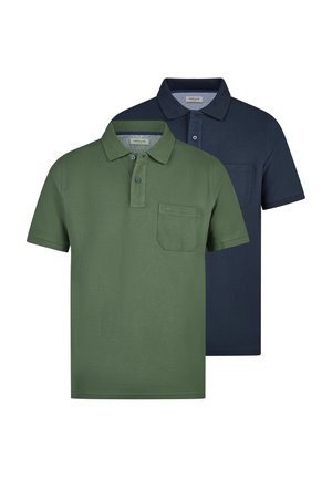 Dwie koszulki polo z krótkim rękawem, z kołnierzykami i kieszeniami na piersi, jedna w kolorze oliwkowej zieleni, druga w ciemnym granatowym.