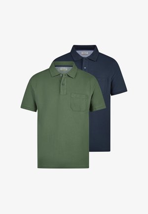 Dwie koszulki polo z krótkim rękawem, z kołnierzykami i kieszeniami na piersi, jedna w kolorze oliwkowej zieleni, druga w ciemnym granatowym.