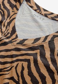REGULAR FIT -SLOUCH V-NECK - T-shirt imprimé - animal print