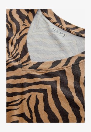 Ruskea ja musta raidoitettu V-pääntie t-paita, jolla on pehmeä pinta ja rento istuvuus. Tägissä on "NEXT" -brändin tunnus.