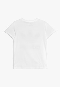 Balts īsām piedurknēm T-krekls ar apaļu kakla izgriezumu, izgatavots no gludas kokvilnas. Aizmugurē nav redzamu rakstu vai grafikas.