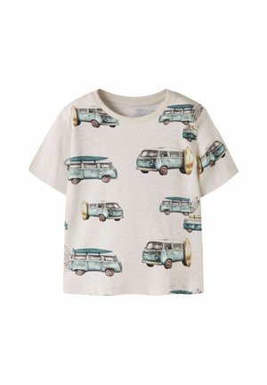 Beige toddler-t-shirt med gentaget mønster af blå vintage campingvogne med surfbrætter og gule surfbrætter stående oprejst.