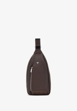 Borsa a tracolla in pelle marrone con finitura texturizzata, chiusura con zip e accento del logo triangolare. Dispone di una singola tracolla regolabile e di una tasca laterale.