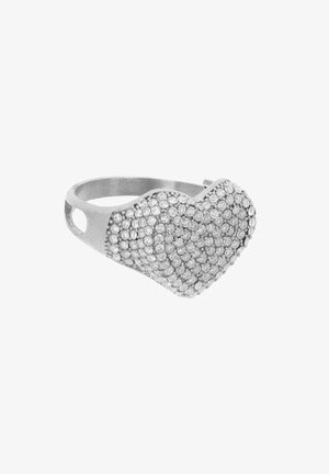Anillo de plata con forma de corazón elevado cubierto de pequeñas piedras brillantes sobre una banda lisa.