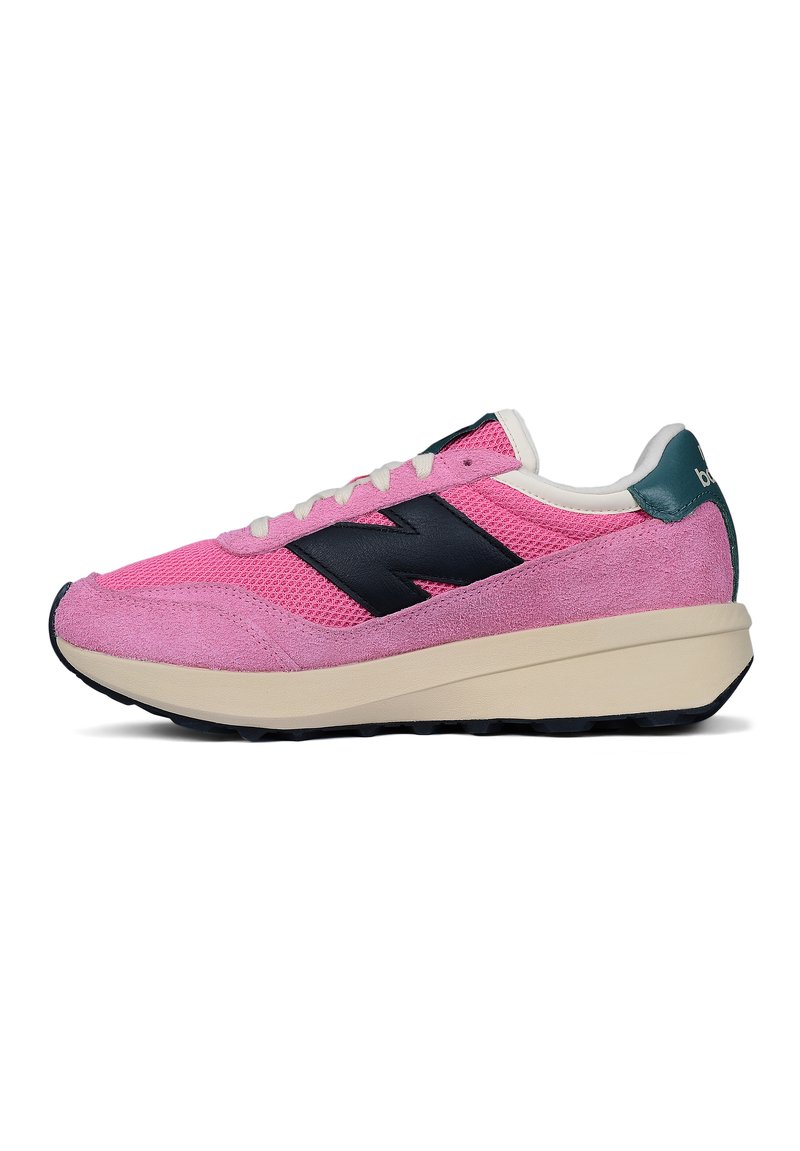Rosa Sneaker aus Mesh- und Wildledermaterialien, mit einem schwarzen Logo, weißen Schnürsenkeln und einer cremefarbenen Zwischensohle. Gummiaußensohle für besseren Halt.