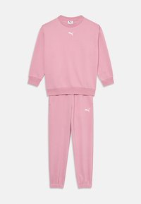 Set aus rosa Sweatshirt und Sweatpants aus weichem Stoff. Besitzt einen gerippten Rundhalsausschnitt und Bündchen, mit einem kleinen weißen Logo auf beiden Teilen.