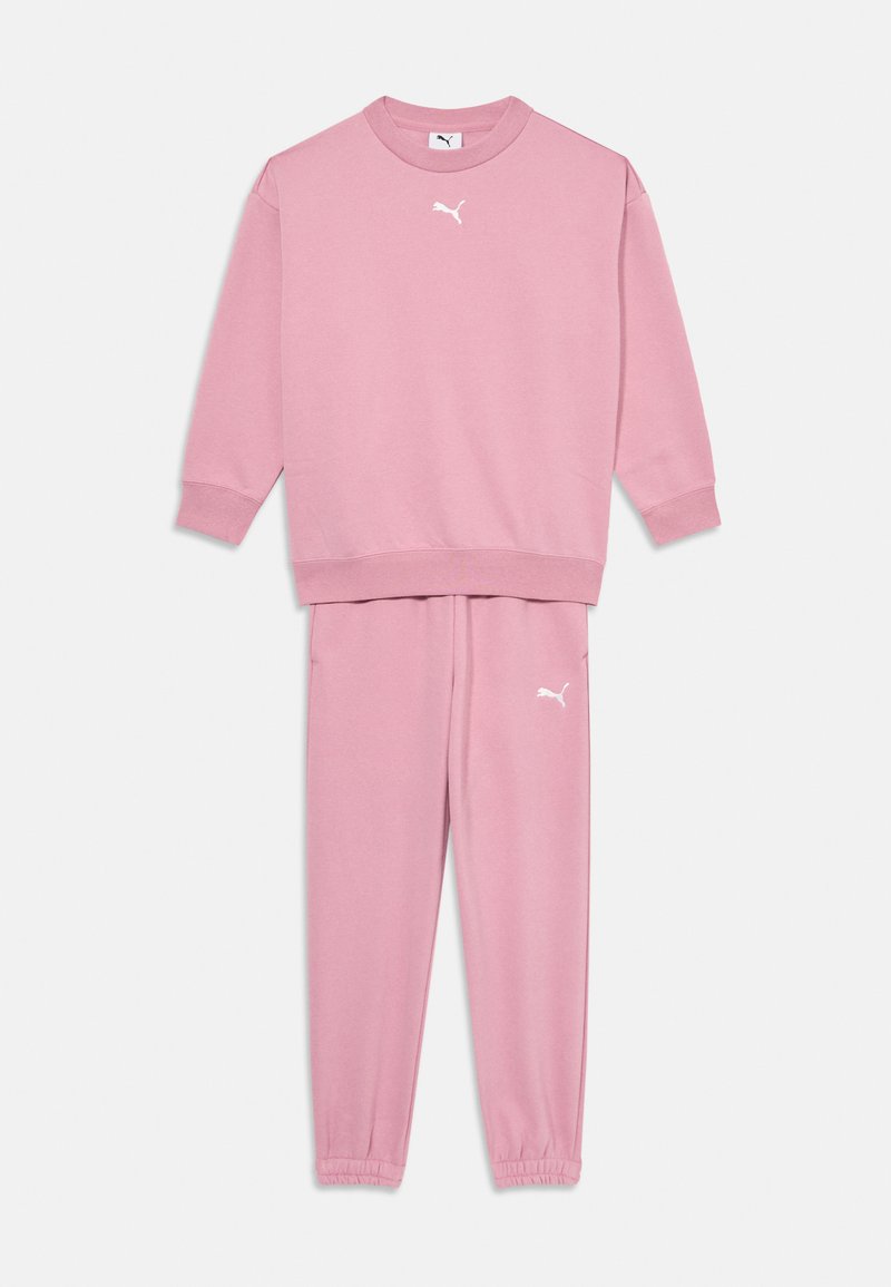 Set aus rosa Sweatshirt und Sweatpants aus weichem Stoff. Besitzt einen gerippten Rundhalsausschnitt und Bündchen, mit einem kleinen weißen Logo auf beiden Teilen.