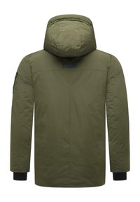 Olivově zelená parka s vycpaným designem, nastavitelnou kapucí a černými žebrovanými manžetami. Má štítek na zadní straně a bezšvové švy.