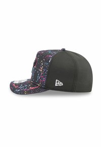 Casquette noire avec un imprimé éclaboussé coloré sur la visière. Présente des trous de ventilation sur les côtés et un logo brodé blanc à l'arrière.