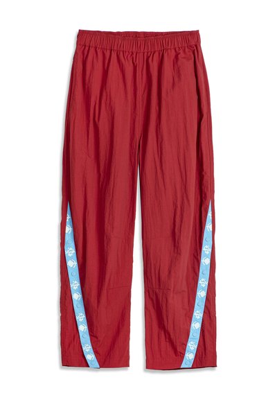 Pantalon rouge léger avec taille élastique et bandes latérales bleues ornées de motifs floraux blancs et de boutons-pression.