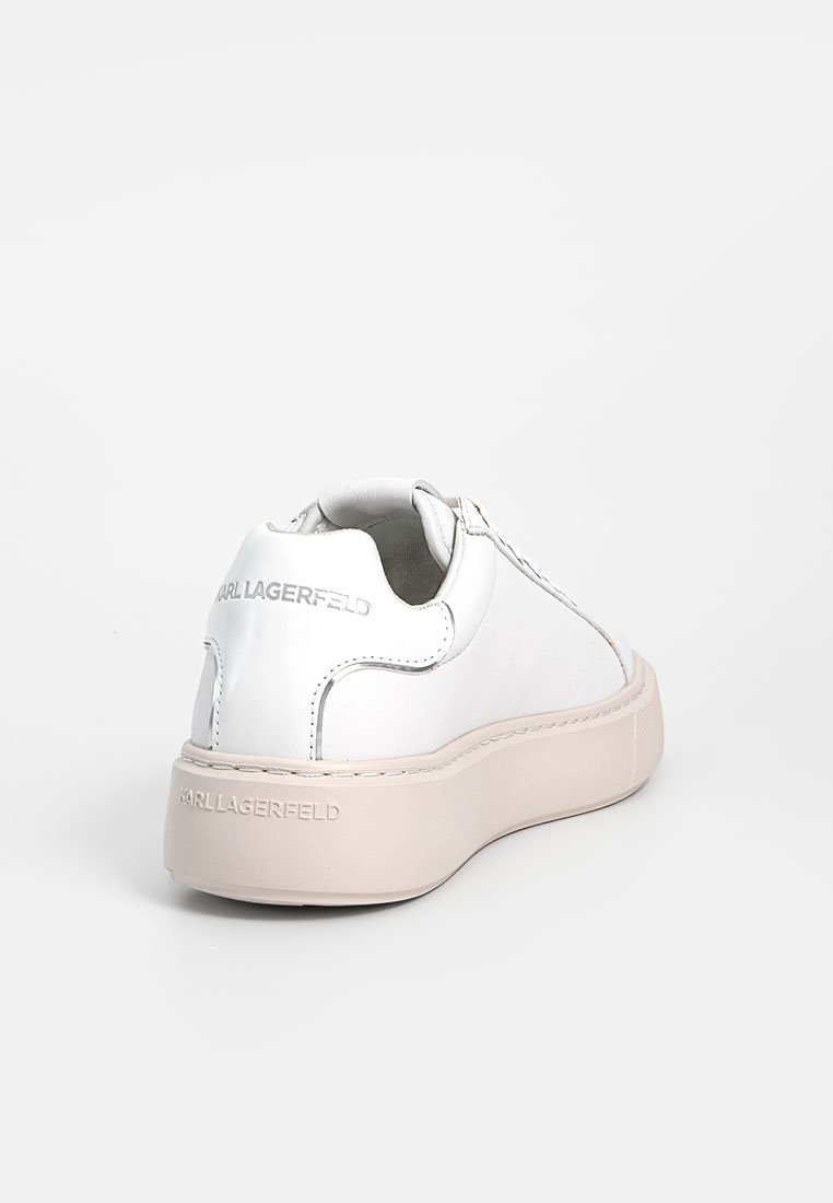 Zapatilla de cuero blanca con acabado texturizado, puntera redonda y suela de goma beige suave. Presenta detalle del logo en la parte trasera y costuras mínimas.
