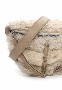 Borsa a tracolla in finta pelliccia color beige chiaro con un esterno testurizzato, tracolla in pelle e dettaglio della cerniera in metallo color argento.
