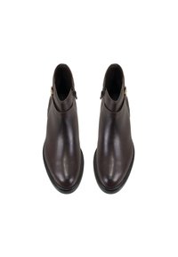 Bottines en cuir marron avec une texture lisse, bout rond, zips latéraux et accents subtils en métal doré. Semelle en caoutchouc noire avec motif de semelle.