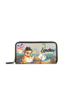 Portafoglio a tema Londra, con un cane che indossa un cappello a bombetta, cuore con Union Jack, Big Ben e lettere su un tavolo vicino al fiume.