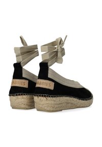 Czarne zamszowe espadryle z beżową górą z płótna, z wiązaniami na kostkach i słomianą podeszwą. Widoczna metka marki z tyłu.