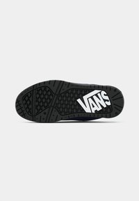 Czarna gumowa podeszwa sportowego buta z teksturowaną powierzchnią i wyraźnym białym logo "VANS". Charakteryzuje się wzorem siatki oraz różnymi wzorami bieżnika.
