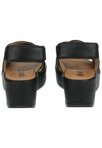 Sandali in pelle nera con due cinturini regolabili, apertura sul retro e una soletta sagomata; tacco con platform per maggiore altezza e comfort.