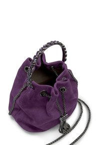 Bolso de cubo de ante morado con una apertura fruncida, acentos de cadena en tono plateado y un asa corta adornada con detalles que parecen gemas.