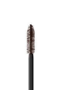 Baguette de mascara marron avec des poils denses et un manche noir sur fond blanc, utilisée pour appliquer le maquillage des cils.