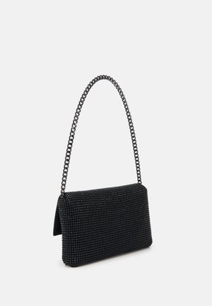 Czarna prostokątna torebka z teksturowaną powierzchnią ozdobioną koralikami oraz grubym czarnym łańcuszkiem na ramię na jednolitym białym tle.