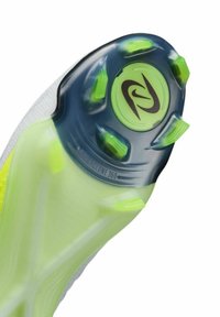 Sole di scarpini da calcio con una base traslucida di un verde chiaro, accento blu scuro e sei tacchetti di trazione evidenziati. Presenta il marchio sul tallone.