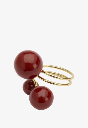 Rdeč smoln prstan z tremi sferičnimi biseri različnih velikosti, dopolnjen z zlato obarvanimi, tankimi naglasi. Svetleča površina.