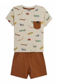 Korte mouwen T-shirt in beige met insectpatronen en een bruine zak, gecombineerd met bijpassende bruine shorts met een elastische tailleband en zakken.